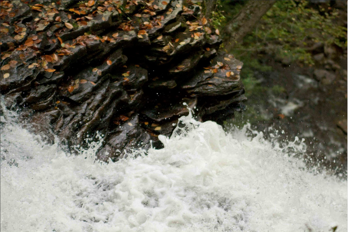 Waterfall motion by Hand-Painted Weddings