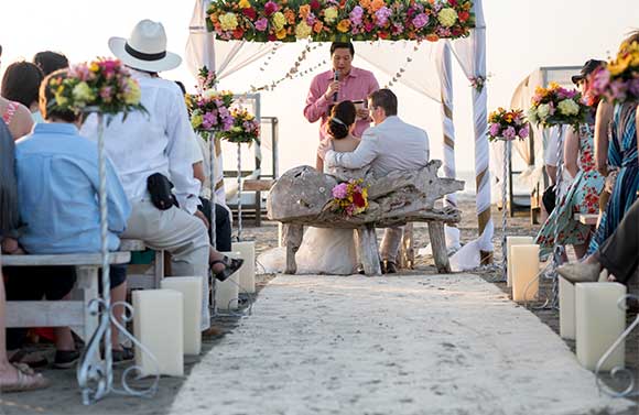 Cartagena Wedding posted on Hand-Painted Weddings. Photo credit: Pedraza Producciones