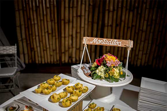 Cartagena Wedding posted on Hand-Painted Weddings. Photo credit: Pedraza Producciones