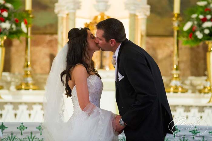 Philly wedding first kiss